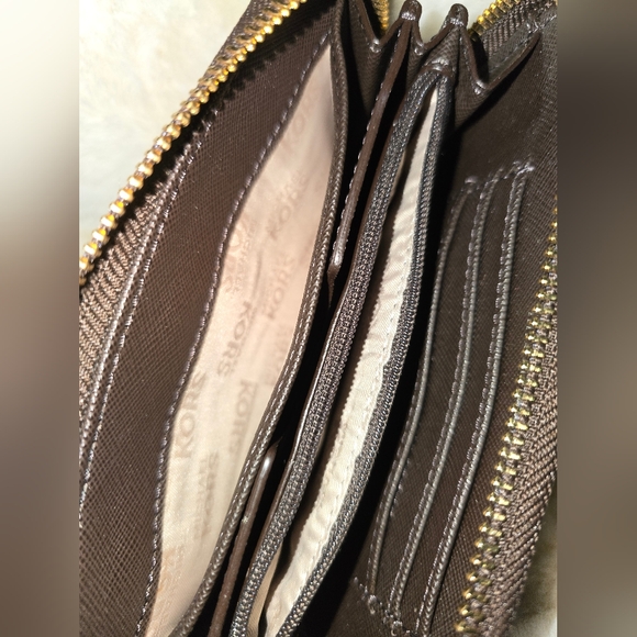 NWT Michael Kors Monogram  Zip-around phone wallet - Picture 6 of 8